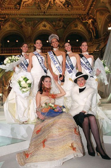 Sonia Rolland couronnée lors de l'élection de Miss France 2000, avec Mareva Galanter et Geveniève de Fontenay, le 12 décembre 1999.