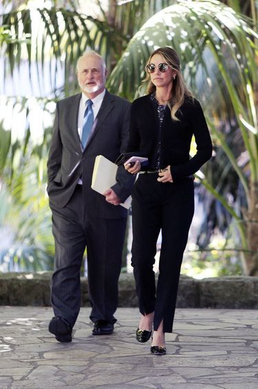 En plein divorce avec Kevin Costner, Christine Baumgartner quitte le palais de justice de Santa Barbara, le 12 juillet 2023.
