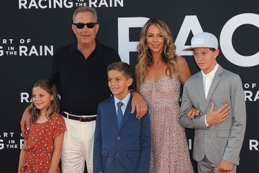Kevin Costner et Christine Baumgartner avec leurs trois enfants, Cayden, Hayes et Grace, lors de la première du film