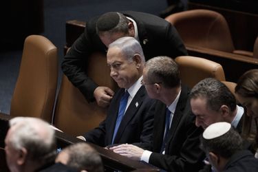 Benyamin Netanyahou (au centre). À sa gauche, Yariv Levin, ministre de la Justice et grand ordonnateur de la réforme.