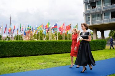 Jill Biden et Audrey Azoulay dans les jardins de l’Unesco, où le drapeau américain flotte à nouveau.