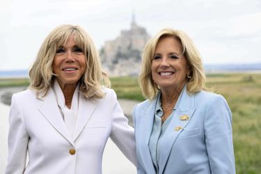 Le 26 juillet, au Mont-Saint-Michel avec Brigitte Macron. Elles ont fait escale au cimetière militaire américain de Saint-James (Manche).
