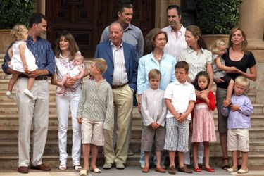 Le roi Juan Carlos et la reine Sofia avec leurs enfants et leurs conjoints, ainsi que leurs petits-enfants au palais de Marivent à Palma de Majorque, le 6 août 2007