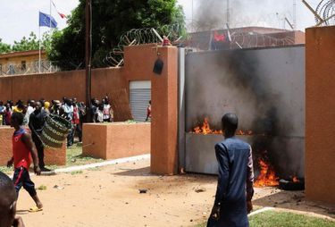 Certains tentent de mettre le feu à l’ambassade de France avant d’être dispersés par les forces de l’ordre, le 30 juillet, quatre jours après le coup d’État