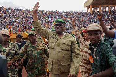 Mohamed Toumba, un des dirigeants de la junte, le Conseil national pour la sauvegarde de la patrie (CNSP), salue 30000 supporteurs au stade Général-Seyni-Kountché, le 6 août.