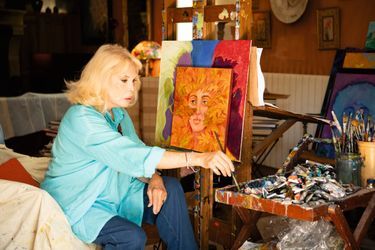 « La peinture est mon premier grand amour, dit Amanda Lear. Avec elle, pas besoin d’aller chez le psy. »