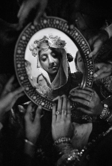 Entre 1952 et 1954, le photographe parcourt le Pakistan et saisit des scènes de vie. Ici, une jeune mariée.