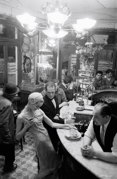 Prise dans le café Au chien qui fume, la photo est publiée dans « Le jardin des modes », en 1957.