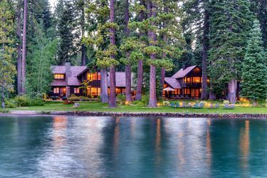 Zuckerberg a racheté ces deux propriétés adjacentes au bord du lac Tahoe : un complexe privé de 10 hectares.