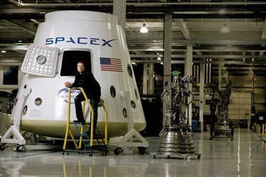 Le patron de SpaceX devant la capsule Dragon.