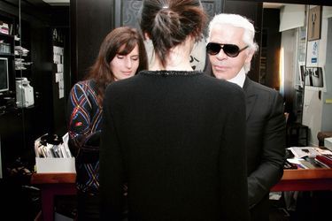 La styliste Virginie Viard, son bras droit, ici dans l’atelier Chanel pendant un essayage haute couture, en 2007