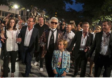 Hudson Kroenig, fils de Brad, est le filleul de Karl. À La Havane pour la collection croisière Chanel en 2016.