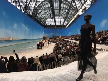 L’apothéose. Sous la voûte du Grand Palais, le directeur artistique de Chanel a créé un décor évoquant l’île allemande de Sylt pour son défilé prêt-à-porter printemps-été 2019.