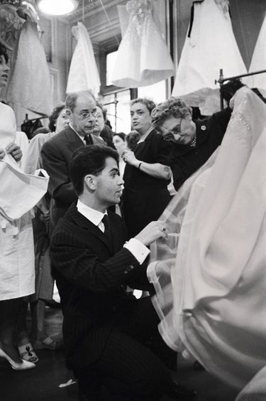 Le débutant. Karl Lagerfeld, 25 ans, devant sa première collection automnehiver chez Patou. À dr. : Mme Léontine, chef d’atelier du flou. En 1958.