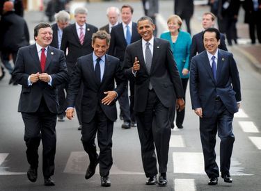 MAI 2011 À Deauville pour le G8, il reçoit José Manuel Barroso (à g.), président de la Commission européenne, Barack Obama et Naoto Kan, Premier ministre japonais.