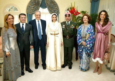 Rym Brahimi et le prince Ali de Jordanie, le 7 septembre 2004, jour de leur mariage en présence du roi Abdallah II, de la reine Rania, de la princesse Haya et des parents de la mariée