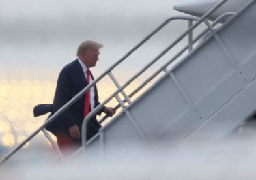 Après son bref passage dans la prison d'Atlanta, Trump est reparti dans son avion siglé à son nom.