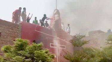 Acclamé par ses complices, un homme s’acharne sur le toit d’une église, à Jaranwala, le 16 août.
