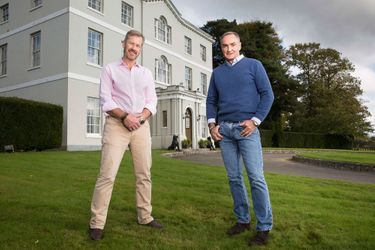 Lord Ivar Mountbatten et son mari James Coyle chez eux à Bridewell Park dans le Devon en 2021.