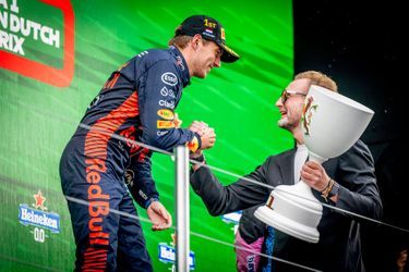 Le prince Bernhard d'Oranje-Nassau remet la coupe à Max Verstappen, lors du podium du Grand Prix des Pays-Bas à Zandvoort, le 27 août 2023