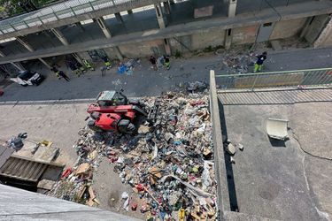 Un bulldozer évacue des déchets accumulés depuis des mois rue Puccini : ordures ménagères, matelas, bouteilles de gaz…