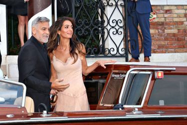 Amal et George Clooney en route pour les DVF Awards en marge de la 80e Mostra de Venise, le 31 août 2023.