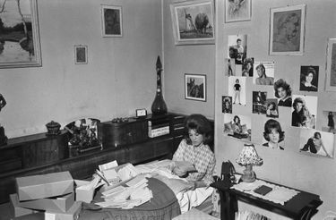 « Sheila répond a toutes les lettres même méchantes ; en guise d’adresse on colle sa photo sur l’enveloppe. » - Paris Match n°747, 3 août 1963