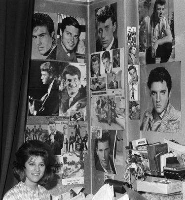 « Au mur, les photos de ses idoles, cinéma et chant; mais il y a six Hallyday contre deux Presley. » - Paris Match n°747, 3 août 1963