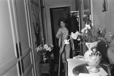 « Cette petite fille modèle qui balaye sagement l’appartement familial est déjà une « idole » du disque (600 000, record de France pour un seul de ses succès, « l'Ecole est finie »). » - Paris Match n°747, 3 août 1963