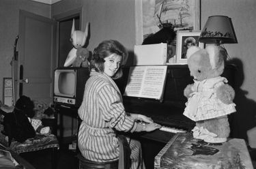 Sheila au piano, dans l'appartement de ses parents à Paris, août 1963.