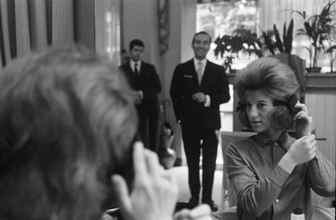 Sheila chez le coiffeur pour parfaire sa fameuse coupe... Août 1963.