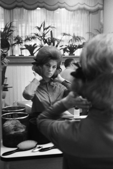 Sheila chez le coiffeur pour parfaire sa fameuse coupe... Août 1963.