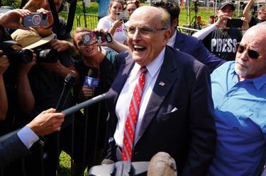 «Cette inculpation est une parodie » : Rudy Giuliani, ex-avocat de Trump et ex-maire de New York, lui aussi mis en cause et libéré sous caution pour la même affaire à Atlanta.