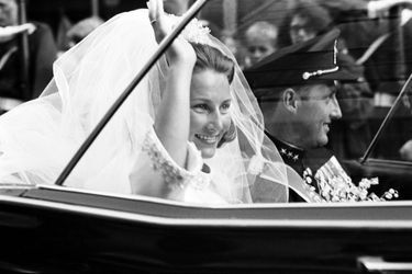 Sonja Haraldsen avait une robe de mariée au bas des manches et au col brodés d’un motif floral en perles