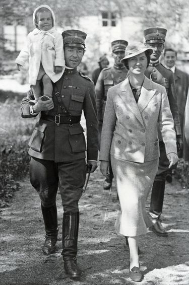 La princesse Sibylla et le prince Gustaf Adolf de Suède avec leur première fille, la princesse Margareta, dans le parc de leur résidence, le château de Haga à Solna, le 28 mai 1936