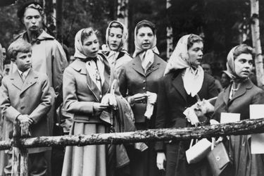 La princesse Sibylla de Suède avec, devant elle, ses cinq enfants - le prince Carl Gustaf et les princesses Christina, Désirée, Birgitta and Margaretha – et à sa gauche Lady Pamela Mountbatten, le 13 juin 1956
