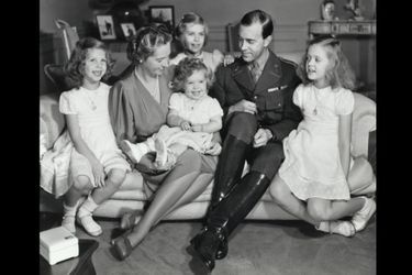 La princesse Sibylla et le prince Gustaf Adolf de Suède avec leurs quatre filles, les princesses Désirée, Margaretha, Christina et Birgitta au château de Haga à Solna, vers 1945