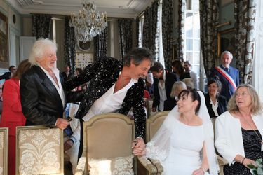 L’animateur et comédien Jean-Luc Reichmann vient saluer la future mariée avant le début de la cérémonie