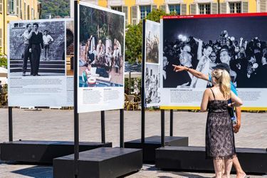 Les photos grand format sont installées Place Garibaldi, à Nice.