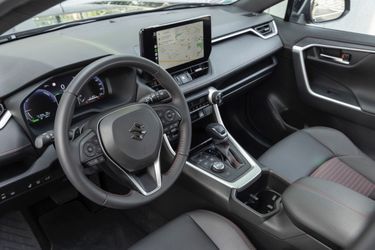 Bien équipé, le SUV Suzuki vient de réviser sa connectivité à la hausse (Apple CarPlay sans fil) et de recevoir un nouveau combiné numérique et un écran tactile de plus grande taille (10,5 pouces)