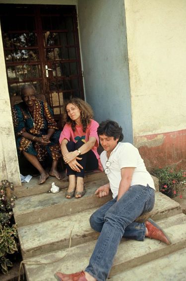 Mireille Dumas et Dominique Colonna avec la maman de Yannick Noah, pour le documentaire « Le passé retrouvé : Yannick Noah » (TF1), en 1989