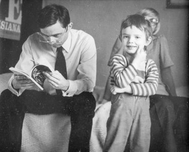 Une seule règle à la maison : interdiction d’abîmer les livres. Édouard, 4 ans, et son père, Patrick, en 1974.