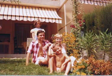 Un père agnostique, une mère fervente catholique, mais un clan soudé. Avec ses parents, Anne-Marie et Patrick, ainsi que sa sœur, Anne, en 1977.
