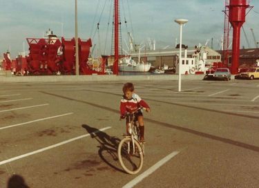 Déjà un mental d’athlète. Sur le port, au Havre, en 1977.