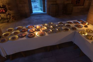 Reconstitution sur l’Histoped de la Conciergerie des cuisines royale du Palais de l’île de la Cité avec des plats servis lors du banquet de Charles V en 1378, dont à droite les figues farcies couvertes de feuilles d'or