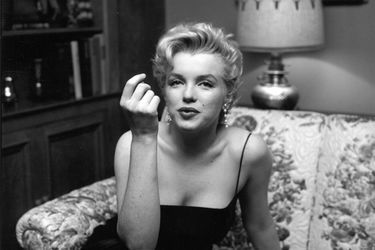 Marilyn Monroe chez elle (dans une autre maison que celle de Brentwood achetée plus tard), lors d'une soirée avec la presse, le 3 mars 1956.