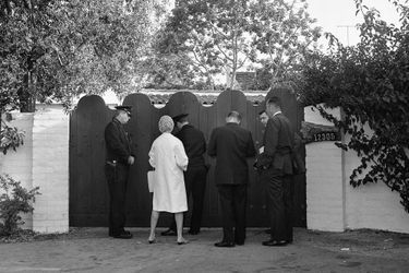 Des policiers et curieux devant la maison de Marilyn Monroe dans le quartier de Brentwood, à Los Angeles, le 5 août 1962, peu après la mort de l'actrice.