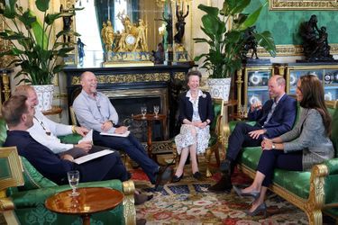 Alex Payne, James Haskell, Mike Tindall, la princesse Anne, le prince William et Kate Middleton, princesse de Galles, enregistrent un podcast à Windsor, le 6 septembre 2023.