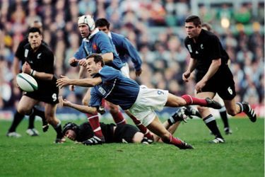 Fabien Galthié contre les All-Blacks de Nouvelle-Zélande en 1999