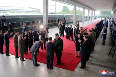Le train vert foncé du leader nord-coréen en arrière plan, lors de son départ de Pyongyang le 10 septembre 2023.